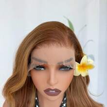 13*6 瑞士蕾丝前波浪中分自由部分预拔中长发 26 英寸高温纤维假发，带婴儿发挑染，蜂蜜金色，适合日常佩戴、派对、女士合成全假发 - 挑染金色 - 查看 7