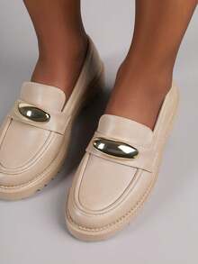 Mocassins Vices com Palmilha e Decoração Metálica - Bege - Ver 4