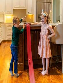 儿童360度旋转蓝红赛道，配备15英尺入口和灵活的赛车坡道，培养智慧和动手能力，丰富想象力，适合3岁以上儿童。包含吸盘式赛道和合金赛车，兼容1/64比例模型车，是男孩女孩的生日礼物和万圣节礼物之选。无需电池，可重复使用，亲子互动益智手工游戏套装。 - 彩色 - 查看 3