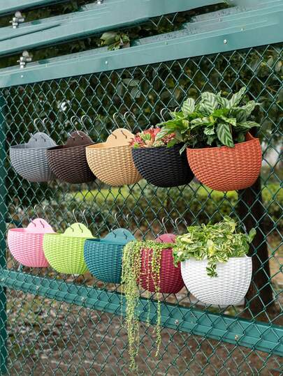 Europäischer Cut Out Dekorativer Balkon Blumentopf zum Aufhängen an der Wand, Imitationsrattan Wandhänger, halbkreisförmiger Blumentopf Hängekorb, mit S-Haken, saftiger Kunststofftopf, 21 x 16,5 cm, Wandhängetopf, Hängende Innen- und Außenpflanzenkörbe, mit S-Haken und Ablaufnetz, Geländer Harz Blumentopf, Garten mit halbkreisförmiger Kräuterhalterung