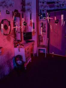 12件套万圣节派对装饰血腥横幅，万圣节花环横幅，恐怖花环装饰，逼真的红白血迹飞溅设计，配有黑色手柄的刀、锯、剪刀和匕首，非常适合恐怖电影主题生日派对 - 彩色 - 查看 5