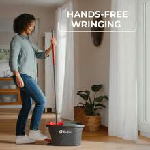 O-Cedar EasyWring Mopa de microfibra con sistema de escurrido, Cubo para limpieza de pisos, Rojo, Gris, Estándar: Salud y Hogar - Trapeador giratorio y cubo Easywring + paquetes de lavanda - Ver 8