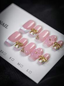 10片Y2K风格金色蝴蝶结美甲贴片，手工粉色花朵方形美甲贴片，白色法式设计，金色蝴蝶结装饰，3D粉色花朵装饰假指甲，可爱活泼，是夏秋两季必备的假指甲，适合日常佩戴、约会、派对等场合，也是送给女性和女孩的最佳礼物。手工美甲贴片 - 粉色 - 查看 5