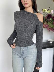 Camiseta Feminina de Manga Longa com Decote Oblíquo, Cor Sólida, Canelada, com Recorte e Decoração Metálica em Forma de Concha Vazada, Adequada para Casa, Escritório, Primavera, Outono e Inverno