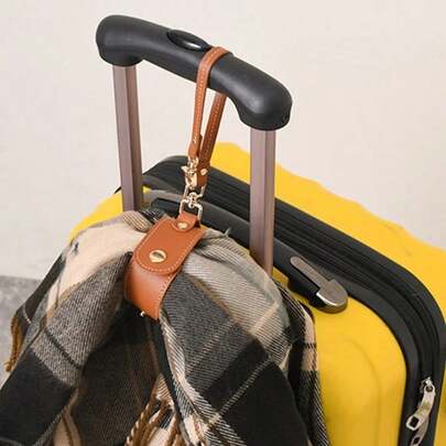 1个日式多功能PU皮革户外旅行收纳衣架。简洁实用的设计，精致的五金配件，象征着旅行的便捷，收纳的有序，风格的时尚。