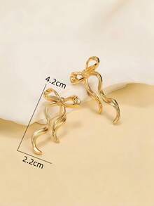 1 对优雅金色蝴蝶结金属耳钉，适合女士在情人节、约会、外出和日常佩戴