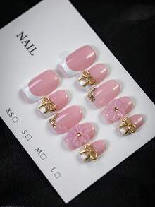 10片Y2K风格金色蝴蝶结美甲贴片，手工粉色花朵方形美甲贴片，白色法式设计，金色蝴蝶结装饰，3D粉色花朵装饰假指甲，可爱活泼，是夏秋两季必备的假指甲，适合日常佩戴、约会、派对等场合，也是送给女性和女孩的最佳礼物。手工美甲贴片 - 粉色 - 查看 7