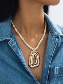 Collar con colgante grande de moda en oro mate