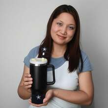 SUGAW 2 pezzi Set accessori tazza d'acqua con fiori di melo selvatico, 1 pezzo Coperchio cannuccia con fiori di melo selvatico (adatto a 10mm/0,39 pollici), 1 pezzo Manicotto tazza con fiori di melo selvatico, anti-polvere, resistente all'usura, bello e alla moda, accessori per borraccia portatili, compatibili con , adatti per sport, fitness, escursionismo, ufficio, scuola, regali di Natale, Ognissanti, San Valentino