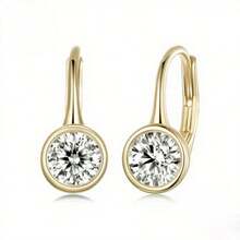 LOVESSOM زوج من أقراط الفضة الإسترليني المطلية بالذهب عيار 14 قيراط، 0.5 قيراط * 2 موسانيت، بتصميم كلاسيكي بسيط وعصري مناسب للرجال والنساء، مناسب لحفلات الزفاف والمناسبات الخاصة كعيد الأم وعيد الأب والعيد والشكر وعيد الميلاد وبداية العام الدراسي وموسم الزفاف والذكرى السنوية