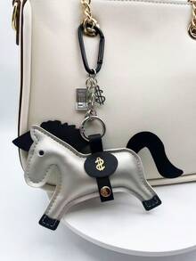 1 件全新皮革马吊坠装饰优雅可爱的马装饰女士手提包单肩包背包寓意“财富来得快”多色可选适合所有季节的贴心礼物 Y2K