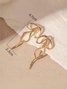 1 对优雅金色蝴蝶结金属耳钉，适合女士在情人节、约会、外出和日常佩戴