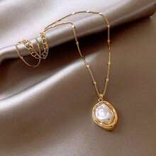 Irregular Baroque Pearl Pendant |   Gold-Plated Slender Chain |   Each Pearl Is Unique |   Light Brown Satin Pleated Background |   Hand-Inlaid Gold-Edged Pearls |   French Retro Elegant Clavicle Chain |   Ins-Style Luxury Accessories |   Elegant Date And Dinner Item |   Hypoallergenic And Long-Lasting Color |   The Perfect Birthday Gift For Your Girlfriend | # BaroquePearl # LightLuxuryNecklace # ElegantJewelry - 金色 - 查看 5
