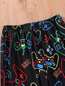 时尚休闲男童家居服4件套，2件圆领长袖上衣，上面印有“Hi”字样和游戏机字母，搭配2条黑白格纹满印游戏机直筒裤，多件组合，面料舒适，适合居家穿着和遛狗 - 彩色 - 查看 6