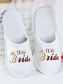 زوج من الأحذية الرخيصة للحفلات والأعراس من القماش غير المنسوج اللامع بطباعة حرفية إنجليزية، لوازم فندقية للاستخدام مرة واحدة