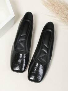 حذاء كاجوال مريح بنعل مسطح وناعم، بتصميم مربع للأصبع، قابل للارتداء بسهولة، مناسب للتنقل اليومي للمرأة ذات الحجم الكبير، موديل جديد لعام 2025