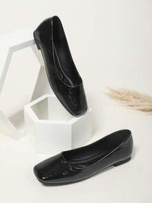 حذاء كاجوال مريح بنعل مسطح وناعم، بتصميم مربع للأصبع، قابل للارتداء بسهولة، مناسب للتنقل اليومي للمرأة ذات الحجم الكبير، موديل جديد لعام 2025