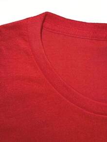 Camiseta Gráfica de Moda para Mujer - Cuello Redondo Suave y Manga Corta con Estampado "Tejidos Modernos", Ajuste Cómodo y Casual para el Verano, Camiseta de Vestir Informal |   Estilo Casual de Moda |   Tejido de Punto Suave - Rojo - Ver 4