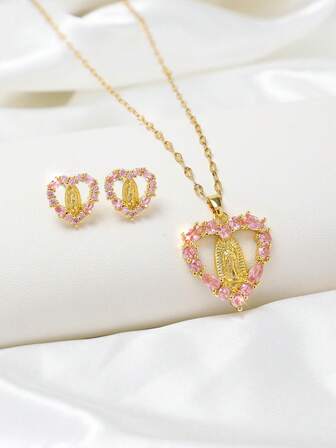 3件套圣母玛利亚心形吊坠项链+闪亮精致小巧的心形圣母玛利亚耳环，复古镂空新款设计，镶嵌合成锆石，适合女性婚礼天主教首饰、情人节、送给妈妈、母亲、母亲节礼物（耳针容易弯曲，但可以自行恢复）。