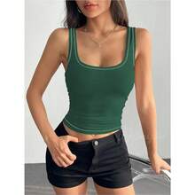 Camiseta de mujer de costilla con acolchado, top de entrenamiento de cuello cuadrado, top corto ajustado, camiseta básica de tirantes - Verde Caza - Ver 2