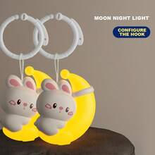 1 طقم إضاءة ليلية للأطفال (مع خطاف) - تصميم أرنب جميل، يهدئ مشاعر الطفل، يخلق بيئة دافئة ومريحة، يتضمن موسيقى مهدئة للنوم، ديكور معلق لعربة الأطفال، إضاءة نوم للغرفة، حماية للعين أثناء تغذية الطفل، مناسب للتعليق على السرير، لعبة تهدئة للطفل، هدية لعبة للطفل (بعض الملحقات بألوان عشوائية)