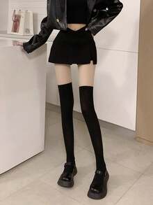 时尚女士撞色连裤袜，适合日常休闲穿着或购物，舒适透气。