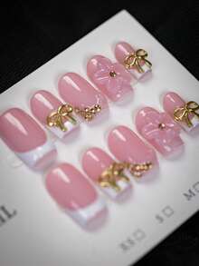 10片Y2K风格金色蝴蝶结美甲贴片，手工粉色花朵方形美甲贴片，白色法式设计，金色蝴蝶结装饰，3D粉色花朵装饰假指甲，可爱活泼，是夏秋两季必备的假指甲，适合日常佩戴、约会、派对等场合，也是送给女性和女孩的最佳礼物。手工美甲贴片 - 粉色 - 查看 4