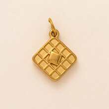 1 pezzo di ciondolo in zirconia a forma di cuore, macchina fotografica, pallavolo, pizza, cola, caffettiera, fiore, può essere utilizzato per realizzare collane, braccialetti, orecchini, catene per borse, portachiavi, ecc. Materiale in acciaio inossidabile placcato in oro 18K, ornamenti a forma di charm, perline decorative, accessori gioielleria da donna, accessori fai-da-te, accessori portachiavi, accessori in acciaio inossidabile, ciondoli in acciaio inossidabile, ecc.