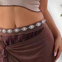 Ein neuer goldener Taillenkettenakzessoire für Frauen, passend zu westlichen Damengürteln, perfekt zum Kombinieren mit Röcken und passenden Outfits. Es verfügt über eine Taillenkette mit eingearbeiteten Kunststoffperlen-Ketten, was es zu einem ausgezeichneten Geschenk für eine Freundin macht. Es ist sehr geeignet für Frauen zum Tragen im Freien, bei Veranstaltungen und Partys im Frühling, Sommer, Herbst und Winter.