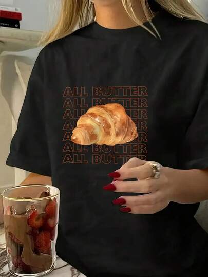 Camiseta gráfica ALL BUTTER para mujeres - Camiseta suave para el día a día con diseño de croissant, top de cuello redondo de ajuste holgado para amantes del desayuno, camisa casual para todas las estaciones en blanco/rojo/negro/gris - Tela no transparente, atuendo relajado, estampado llamativo, material transpirable, camiseta de manga corta, seguidores de