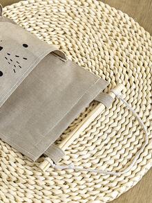 1 个可爱的悬挂式收纳袋，带有 3 个口袋，采用不同的笑脸熊图案。挂在床边、墙壁或门上，可轻松存放小物品，为您的生活增添温暖 - 不含挂钩（随机颜色）