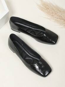 حذاء كاجوال مريح بنعل مسطح وناعم، بتصميم مربع للأصبع، قابل للارتداء بسهولة، مناسب للتنقل اليومي للمرأة ذات الحجم الكبير، موديل جديد لعام 2025