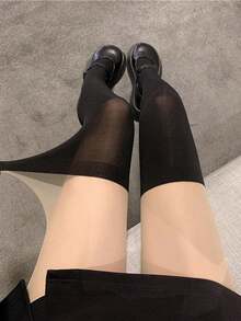 时尚女士撞色连裤袜，适合日常休闲穿着或购物，舒适透气。