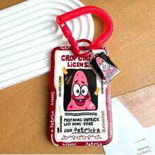 这款可爱经典的海绵宝宝卡包采用经典卡通设计。透明面可放置名片、银行卡、学生证等。它能保护您的卡片免受刮擦、磨损和消磁，延长卡片的使用寿命。此外，它还配有弹簧挂绳，方便携带。 - 彩色 - 查看 6