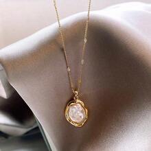 Irregular Baroque Pearl Pendant |   Gold-Plated Slender Chain |   Each Pearl Is Unique |   Light Brown Satin Pleated Background |   Hand-Inlaid Gold-Edged Pearls |   French Retro Elegant Clavicle Chain |   Ins-Style Luxury Accessories |   Elegant Date And Dinner Item |   Hypoallergenic And Long-Lasting Color |   The Perfect Birthday Gift For Your Girlfriend | # BaroquePearl # LightLuxuryNecklace # ElegantJewelry - 金色 - 查看 3