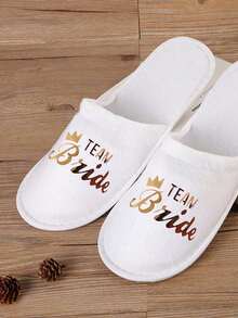 زوج من الأحذية الرخيصة للحفلات والأعراس من القماش غير المنسوج اللامع بطباعة حرفية إنجليزية، لوازم فندقية للاستخدام مرة واحدة