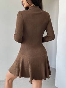 Vestido Assimétrico de Gola Alta e Cintura Envolvente em Cor Sólida