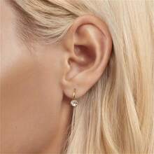 LOVESSOM زوج من أقراط الفضة الإسترليني المطلية بالذهب عيار 14 قيراط، 0.5 قيراط * 2 موسانيت، بتصميم كلاسيكي بسيط وعصري مناسب للرجال والنساء، مناسب لحفلات الزفاف والمناسبات الخاصة كعيد الأم وعيد الأب والعيد والشكر وعيد الميلاد وبداية العام الدراسي وموسم الزفاف والذكرى السنوية