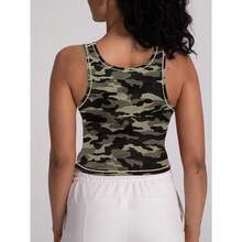Camiseta de tirantes acanalada para mujer con acolchado, top de entrenamiento de cuello cuadrado, top corto ajustado, camiseta básica de tirantes - Camuflaje de jungla - Ver 3