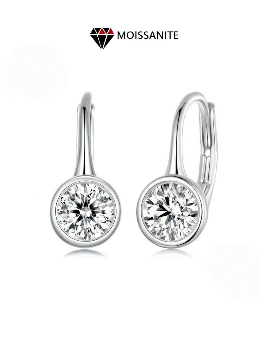 LOVESSOM زوج من أقراط الفضة الإسترليني المطلية بالذهب عيار 14 قيراط، 0.5 قيراط * 2 موسانيت، بتصميم كلاسيكي بسيط وعصري مناسب للرجال والنساء، مناسب لحفلات الزفاف والمناسبات الخاصة كعيد الأم وعيد الأب والعيد والشكر وعيد الميلاد وبداية العام الدراسي وموسم الزفاف والذكرى السنوية