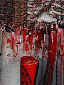 12件套万圣节派对装饰血腥横幅，万圣节花环横幅，恐怖花环装饰，逼真的红白血迹飞溅设计，配有黑色手柄的刀、锯、剪刀和匕首，非常适合恐怖电影主题生日派对 - 彩色 - 查看 4