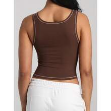 Camiseta de mujer de costilla con acolchado, top de entrenamiento de cuello cuadrado, top corto ajustado, camiseta básica de tirantes - Cacao - Ver 5