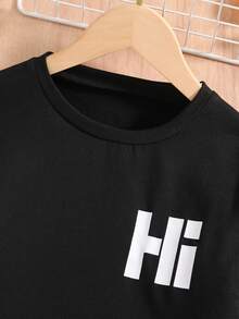 时尚休闲男童家居服4件套，2件圆领长袖上衣，上面印有“Hi”字样和游戏机字母，搭配2条黑白格纹满印游戏机直筒裤，多件组合，面料舒适，适合居家穿着和遛狗 - 彩色 - 查看 3