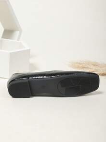 حذاء كاجوال مريح بنعل مسطح وناعم، بتصميم مربع للأصبع، قابل للارتداء بسهولة، مناسب للتنقل اليومي للمرأة ذات الحجم الكبير، موديل جديد لعام 2025