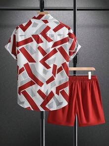Conjunto de dos piezas para hombre compuesto por una camisa de manga corta con estampado geométrico de inspiración hawaiana y unos pantalones cortos con cordón. Confeccionado en tejido de poliéster ligero y transpirable, es la elección perfecta para las vacaciones en la playa y las salidas al mar. Un regalo ideal para tu novio o marido. - Rojo - Ver 3