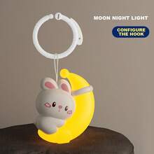 1 طقم إضاءة ليلية للأطفال (مع خطاف) - تصميم أرنب جميل، يهدئ مشاعر الطفل، يخلق بيئة دافئة ومريحة، يتضمن موسيقى مهدئة للنوم، ديكور معلق لعربة الأطفال، إضاءة نوم للغرفة، حماية للعين أثناء تغذية الطفل، مناسب للتعليق على السرير، لعبة تهدئة للطفل، هدية لعبة للطفل (بعض الملحقات بألوان عشوائية)