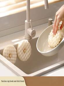 2 piezas Juego de limpieza de cocina, cepillo de lavado de platos con esponja de panal y gancho de ventosa, material de PVC, suministros de limpieza para el hogar, juego de esponja de lavado de platos en panal 3D - Almohadilla de limpieza de doble cara de poliuretano, para la limpieza de la cocina, con ventosa, fácil de almacenar.