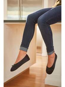 Isotoner Women's Satin Ballerina Slippers With Soft Tie Bow And Suede Sole2025 - 黑色 - 查看 3