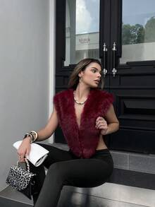 女士红色皮草上衣，V领露背，性感红色皮草背心，派对，冬季，一款红色秋冬万圣节仿皮草外套，深V领和仿皮草收腰设计，性感优雅，圣诞节，节日 - 酒紅色 - 查看 4