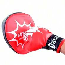 Dieses unterhaltsame Box-Übungsset mit Kampfthema enthält eine beidhändige Zielscheibe und ein zentrales Kissen. Es eignet sich perfekt für Anfänger, um Reaktionsgeschwindigkeit, Hand-Augen-Koordination und grundlegende Schlagbewegungen zu trainieren. Die leuchtenden Farben verstärken das interaktive Erlebnis und machen es ideal für Heimfitness, Freizeit und das Erlernen von Kampftechniken.